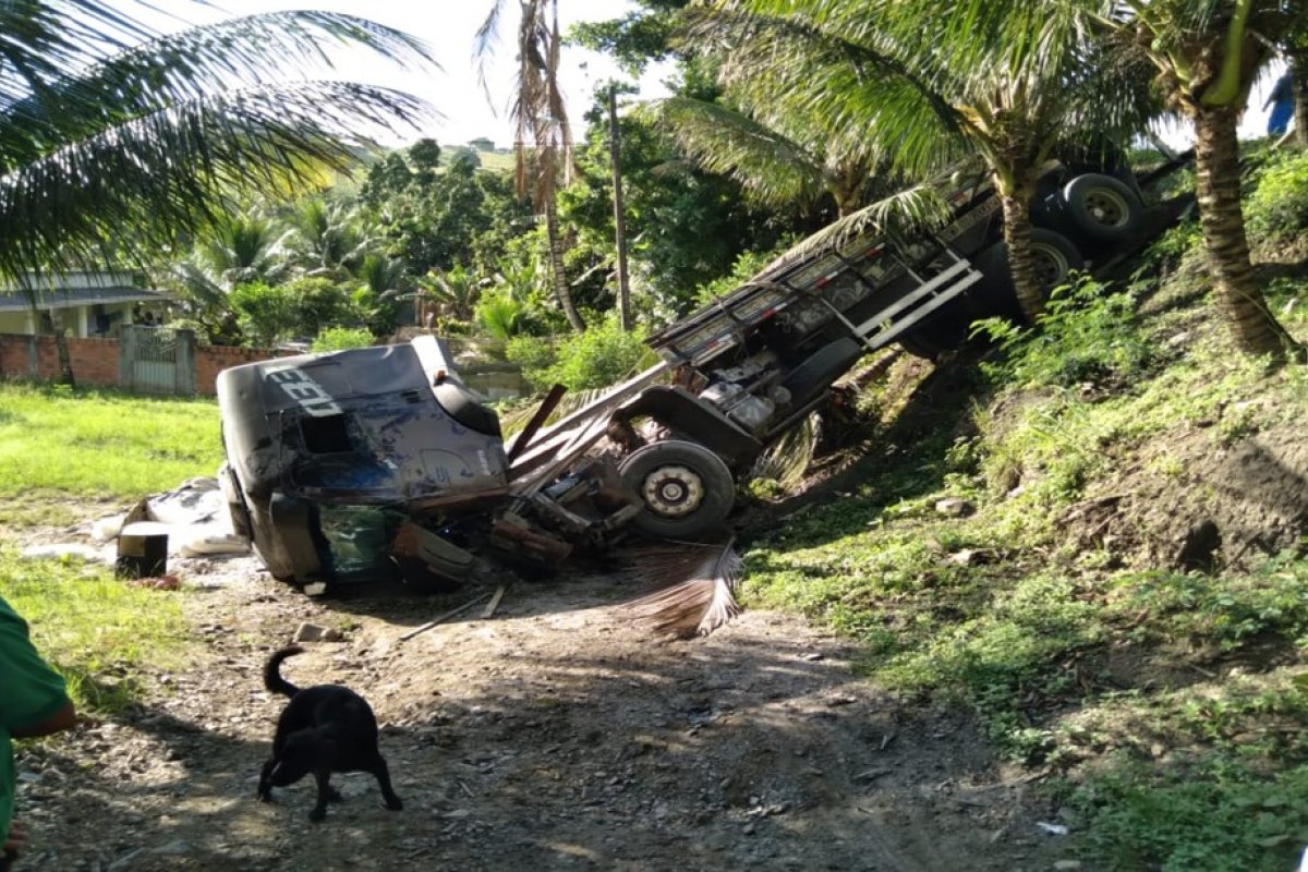 Motorista perde freio e carreta cai em ribanceira no sul da Bahia
