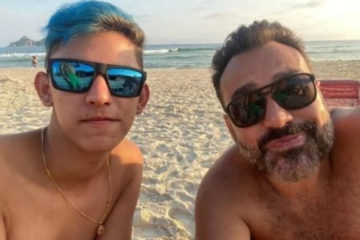 Apresentador da Record Tv assume namoro com rapaz de 19 anos 