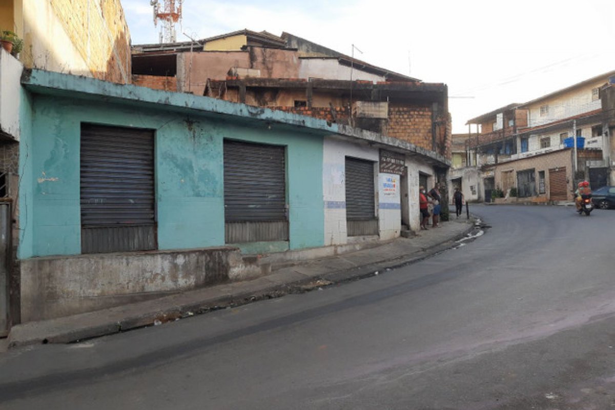 Câmera flagra dupla armada assaltar açougue no bairro de Vila Canária, em Salvador