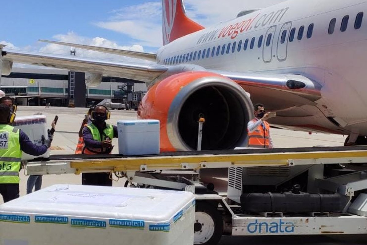 Avião com quase 130 mil doses da vacina de Oxford chega à Bahia nesta quarta-feira (24)