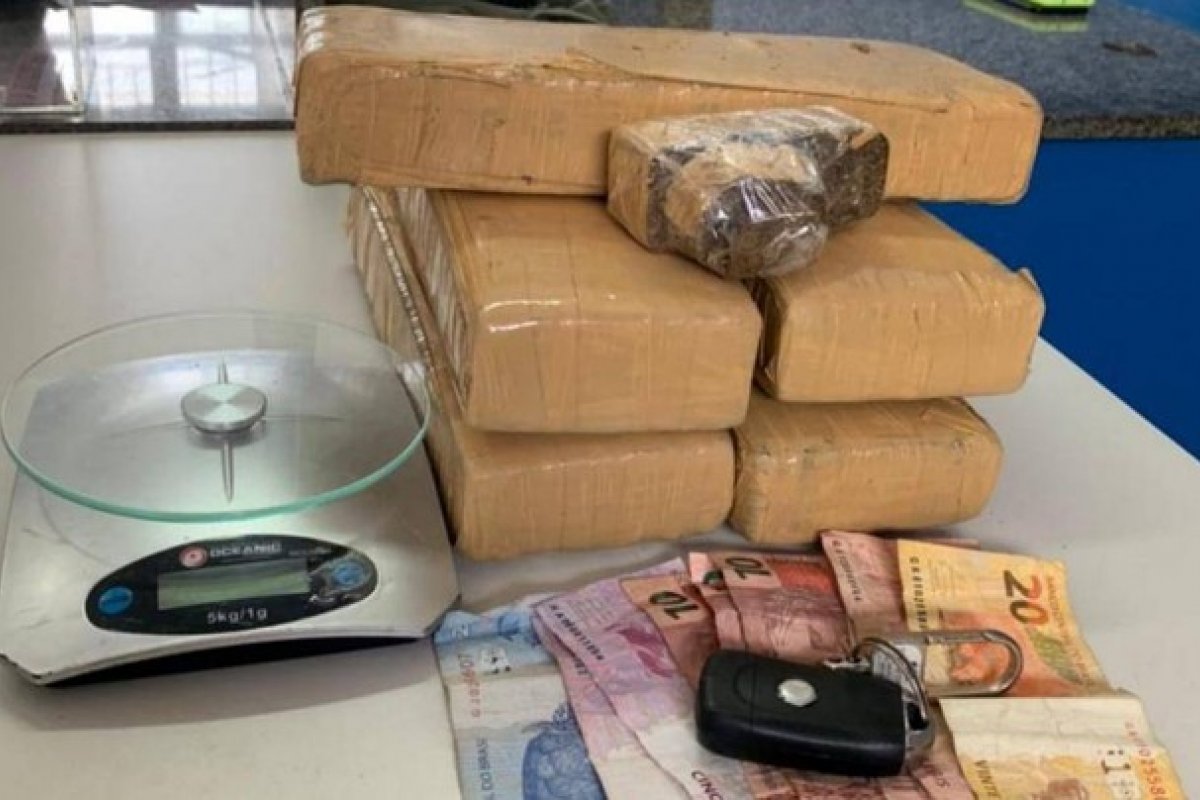 Polícia prende dois homens com drogas em Simões Filho