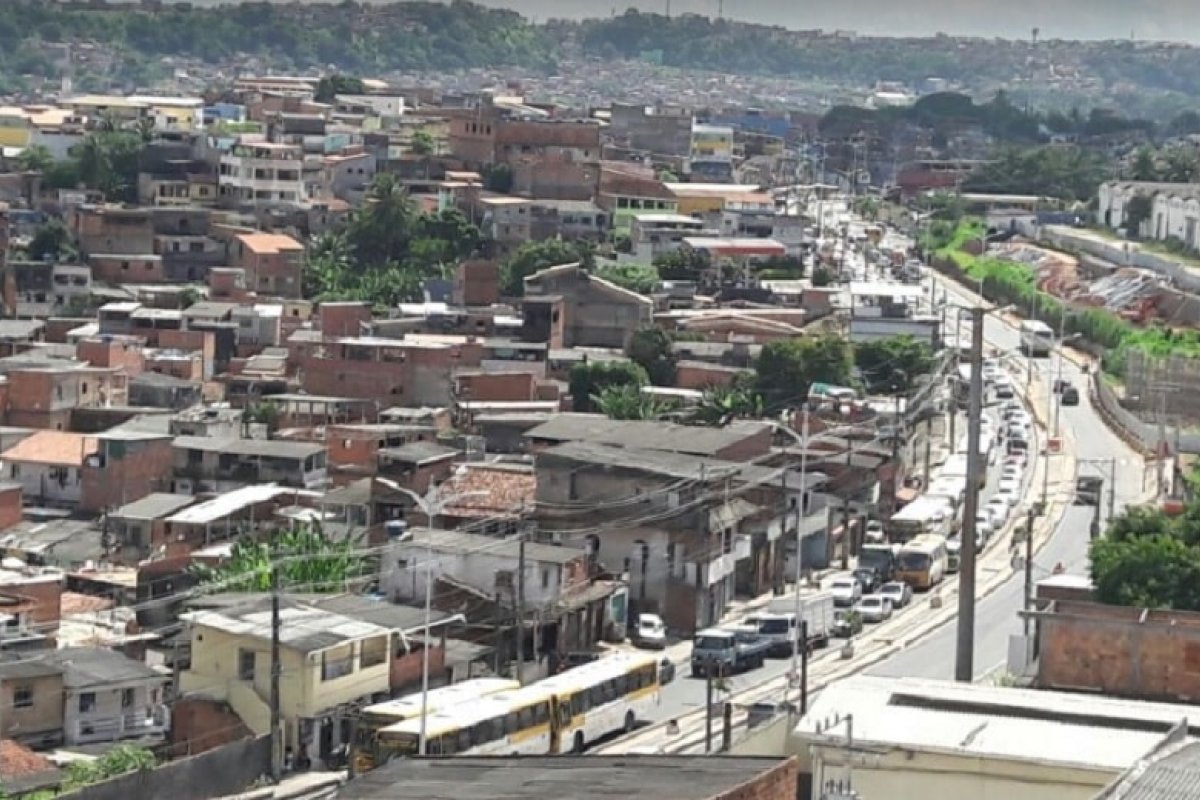 Homem é baleado em frente à igreja no bairro do Lobato