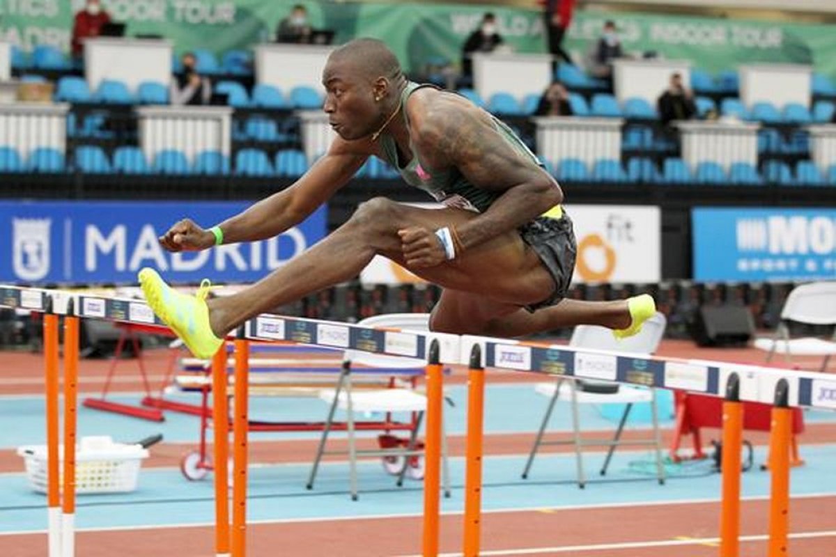 Grant Holloway quebra recorde mundial dos 60m com barreira
