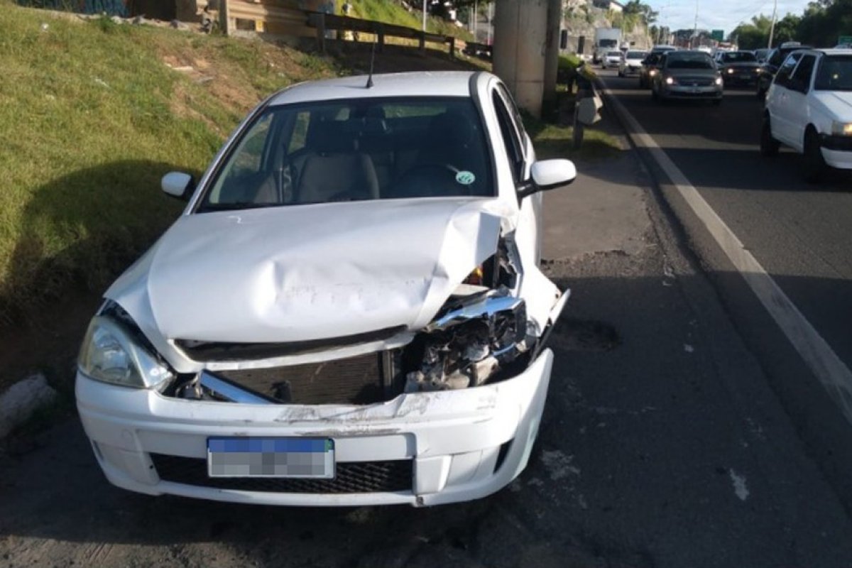 Engavetamento entre cinco carros deixa trânsito lento na BR-324 