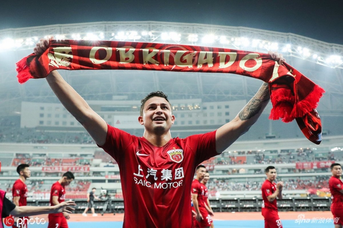 Elkeson é convocado para Seleção Chinesa e até muda de nome