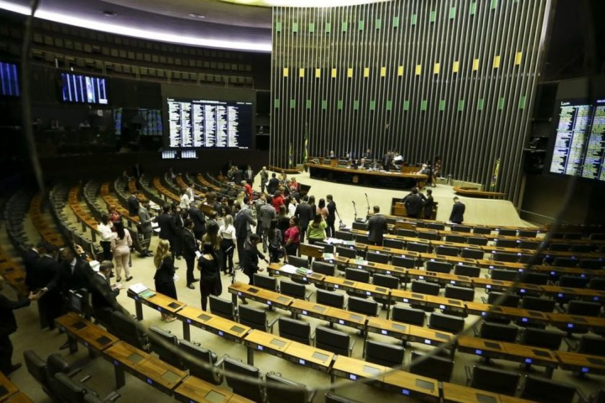Gastos com cartão corporativo da Câmara atinge recorde ao passar de R$ 1,8 milhão em 2020