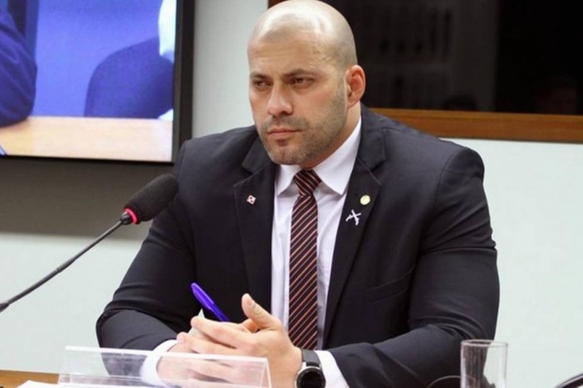 Daniel Silveira critica base do governo por te votado pela PEC da Imunidade após votarem pela sua prisão