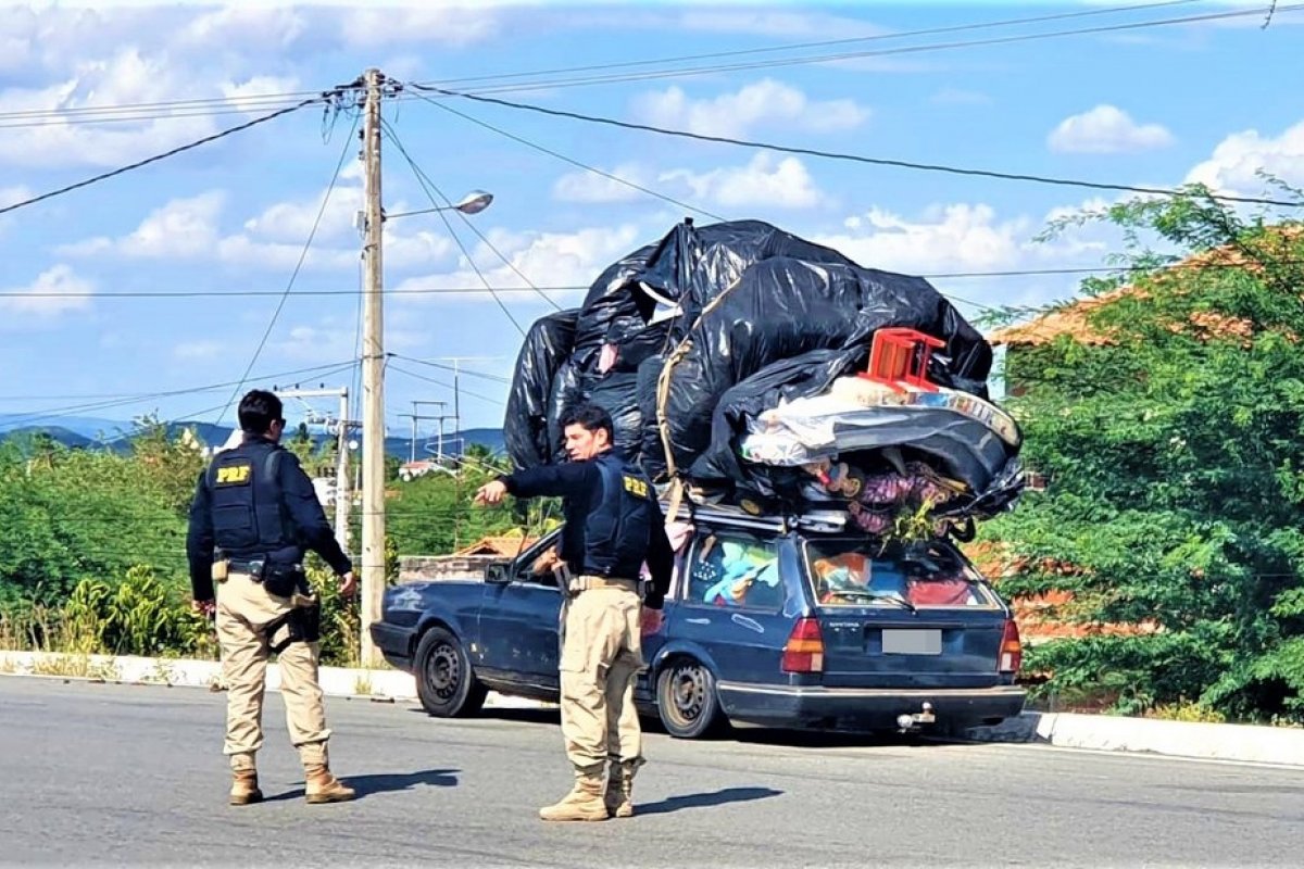 Carro é flagrado em rodovia da Bahia transportando carga gigante no teto