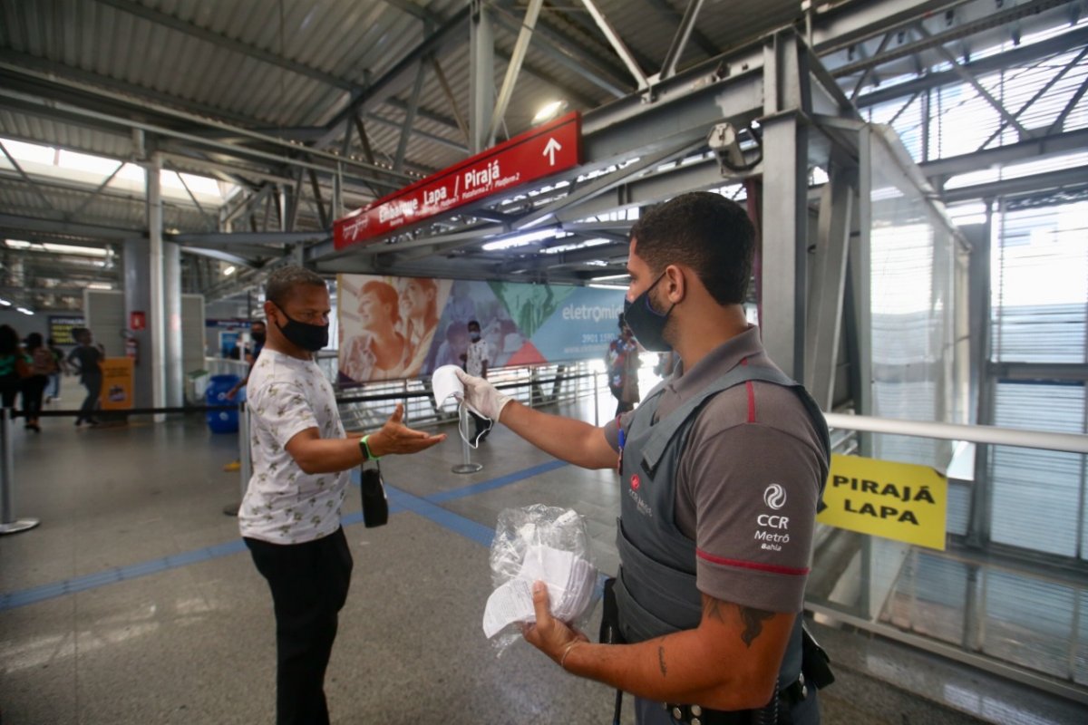 Governo do Estado distribui mais 100 mil máscaras no sistema metroviário de Salvador e Lauro de Freitas