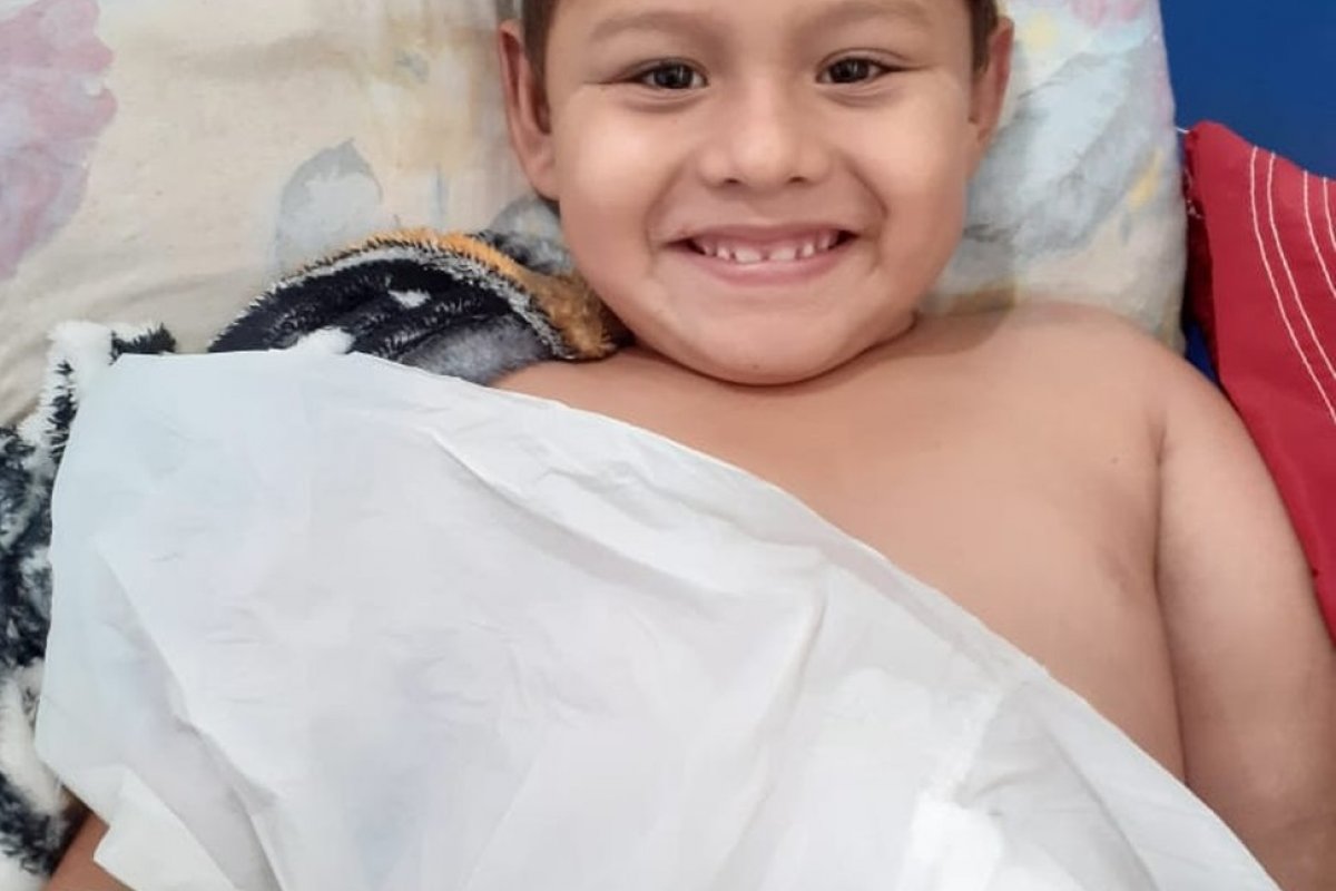 Menino de seis anos morre após receber quatro anestesias para enfaixar braço quebrado