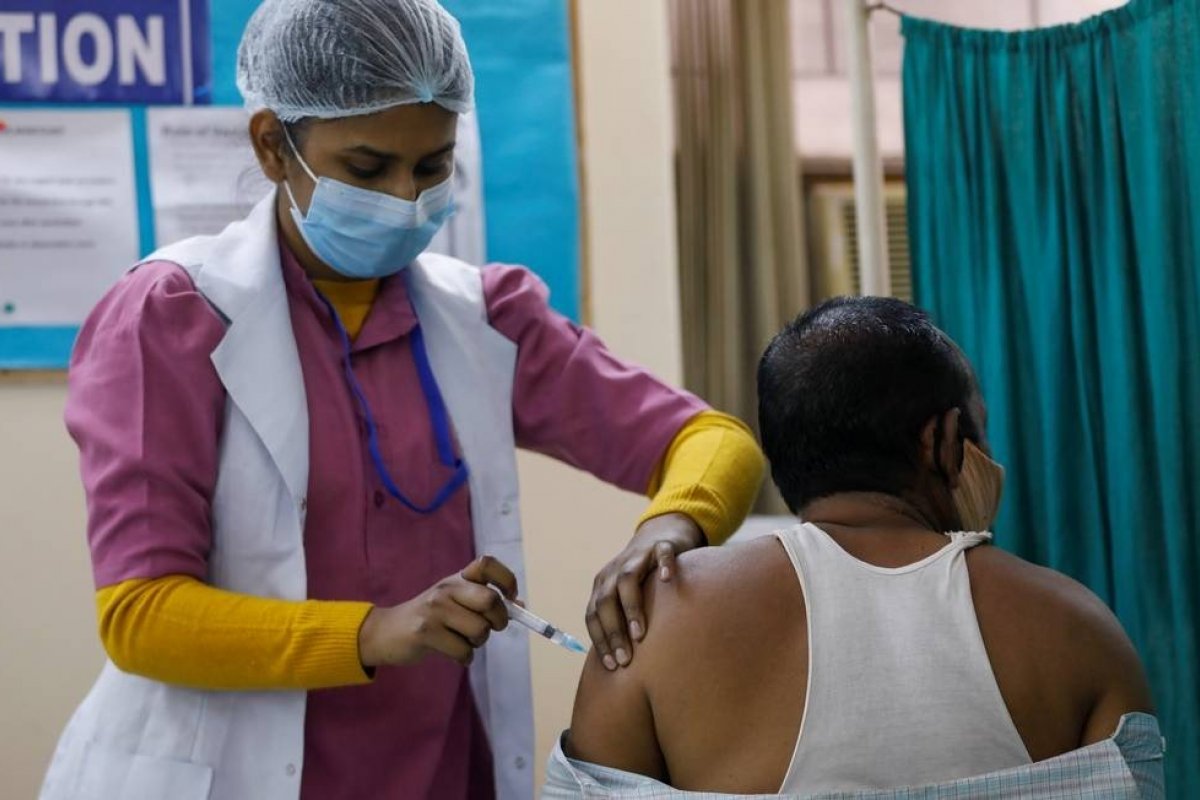 Índia tenta convencer trabalhadores de saúde do país a tomar a vacina Covaxin contra Covid-19