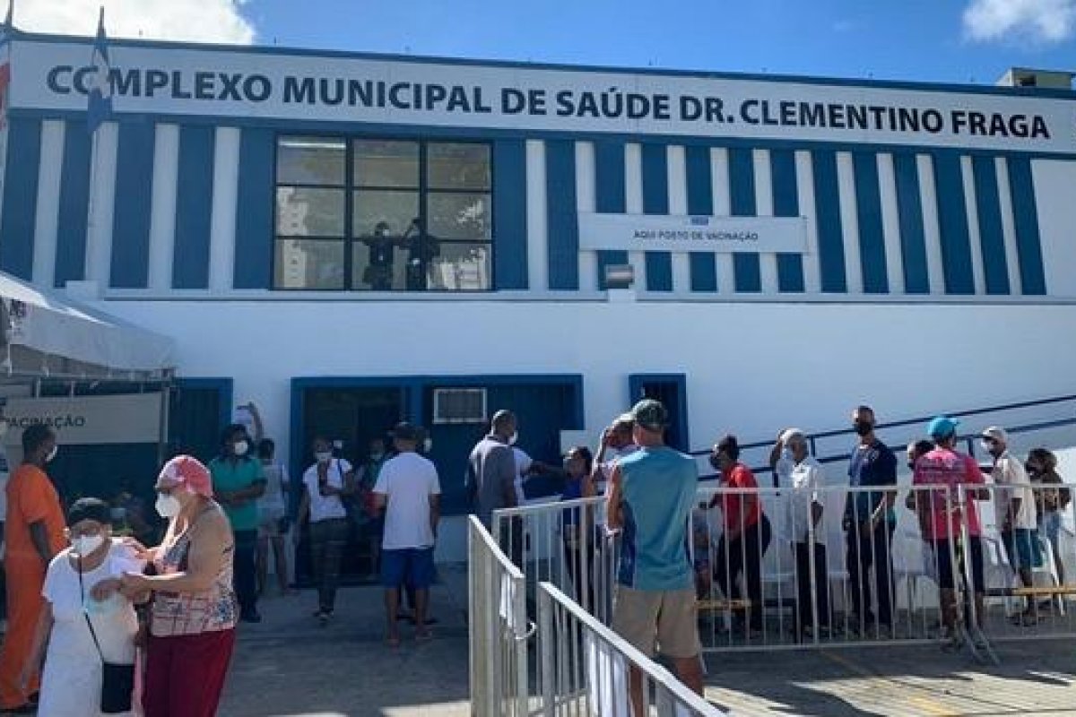 Idosos enfrentam longas filas na vacinação contra a Covid-19 em Salvador