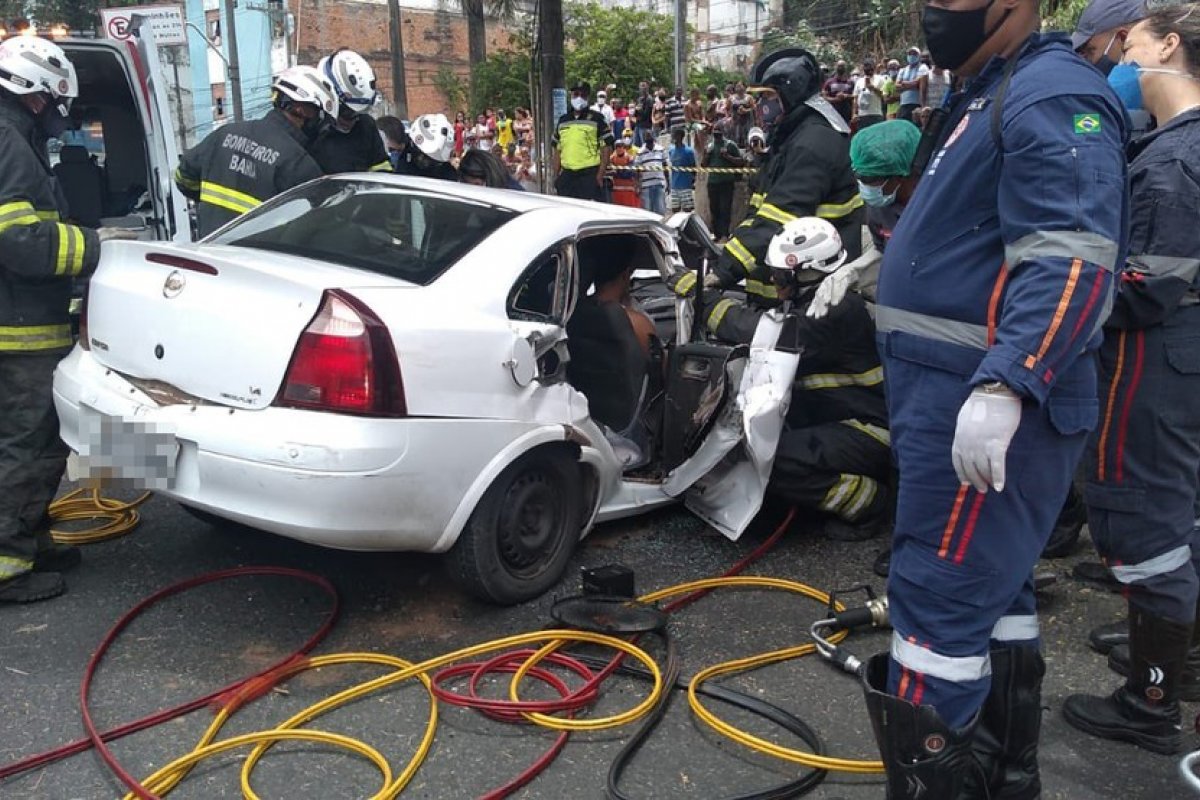 Árvore cai em cima de carro e deixa três pessoas feridas em Salvador 