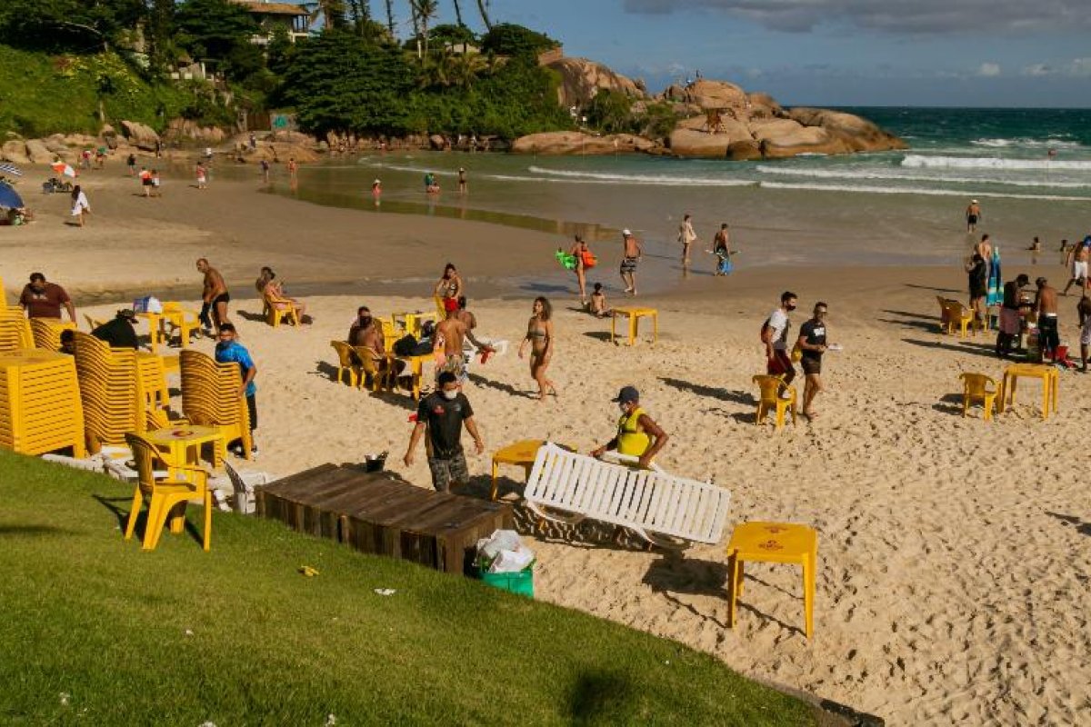 Banhistas são dispersados pela polícia em praias de Florianópolis no fim de semana de lockdown