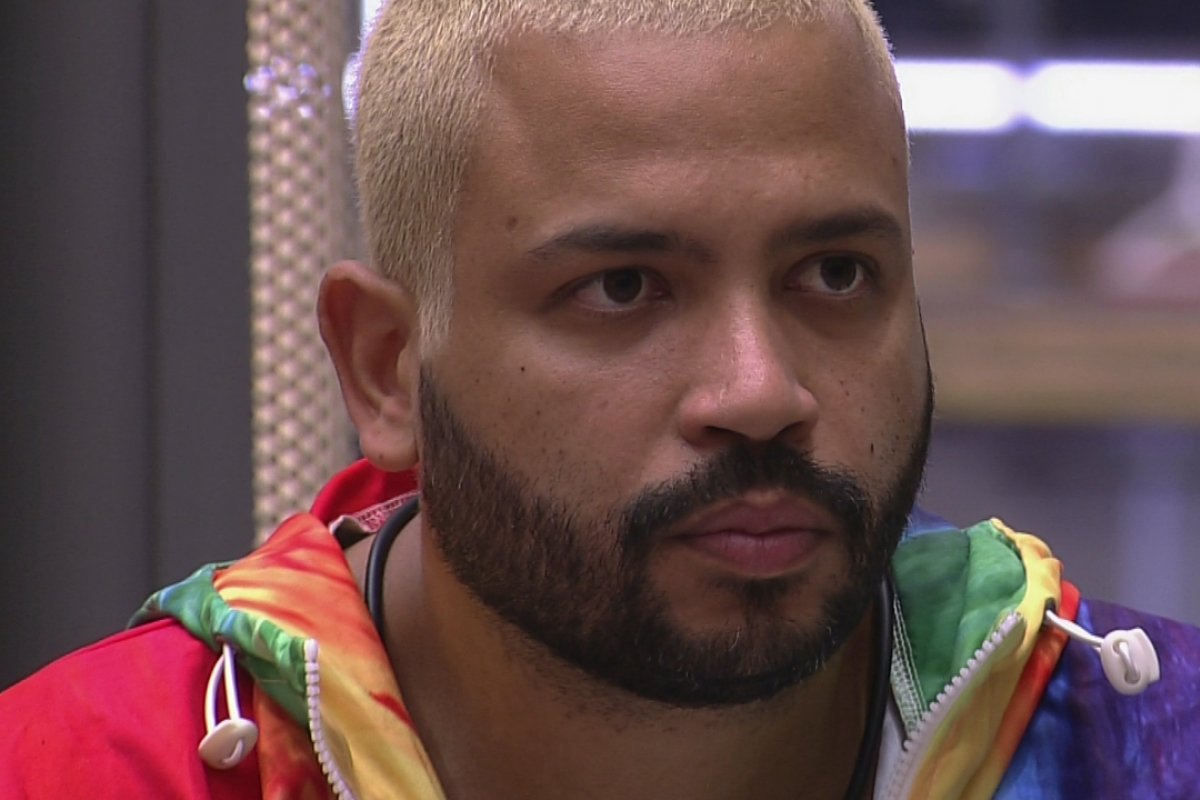 Projota revela plano  que combinou com a esposa para caso arruíne sua carreira no reality: “Eu não preciso cantar”