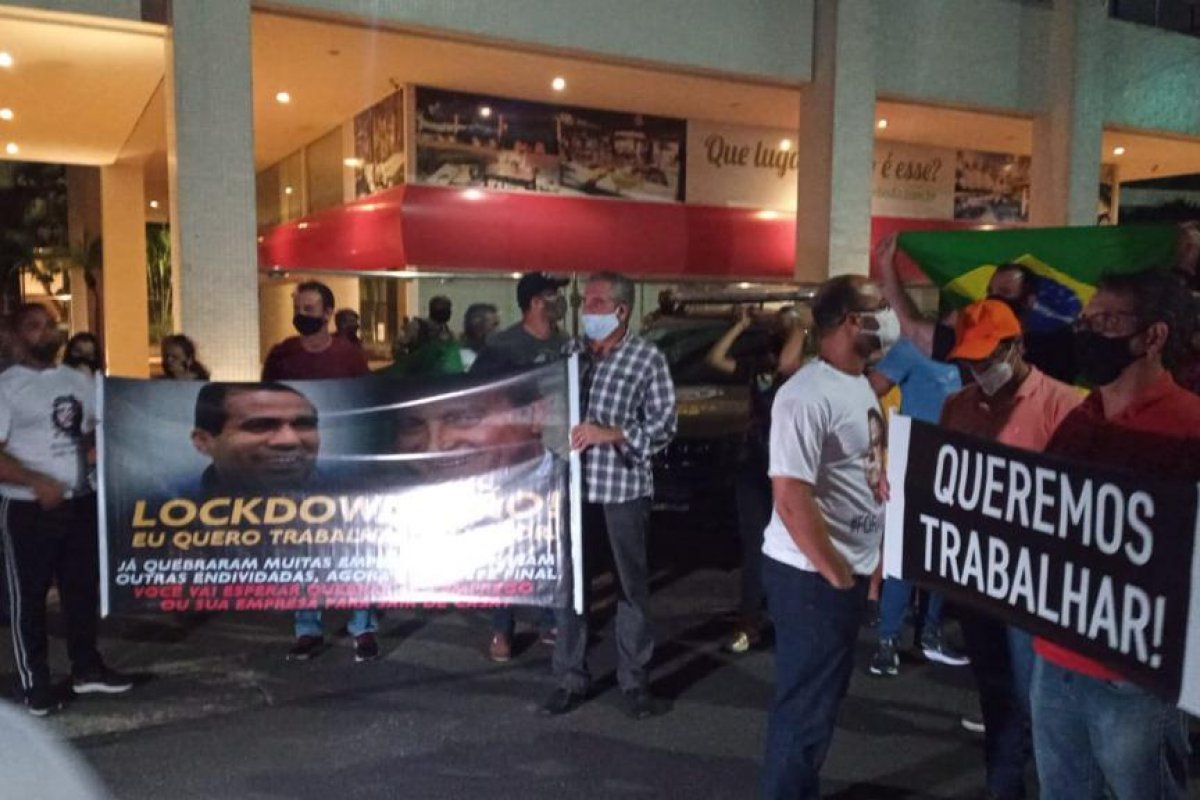 Vídeo: comerciantes de Salvador fazem protesto em frente residência de Bruno Reis 