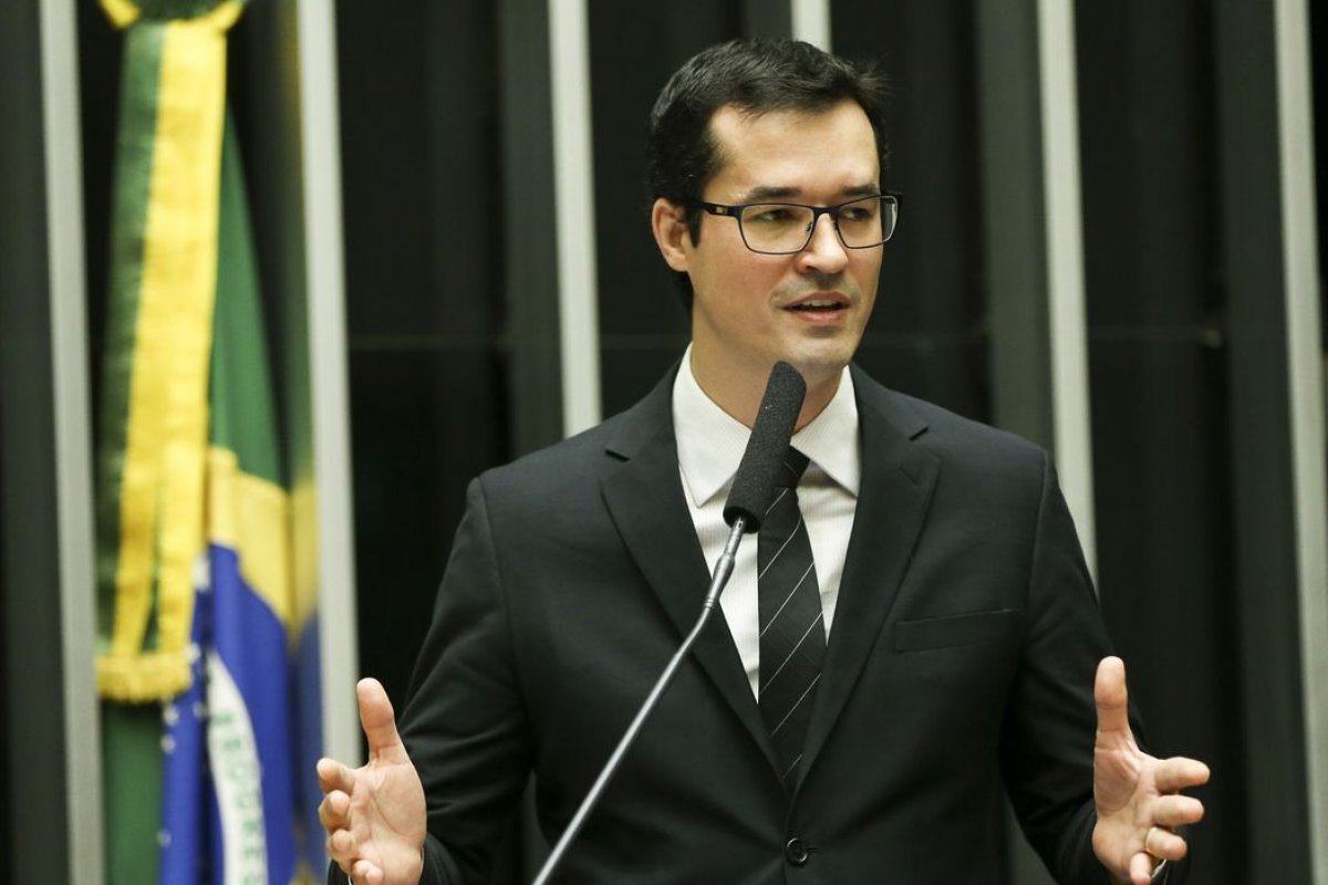 "O pai vai deixar?", diz Deltan sobre Flávio Bolsonaro em conversa vazada 