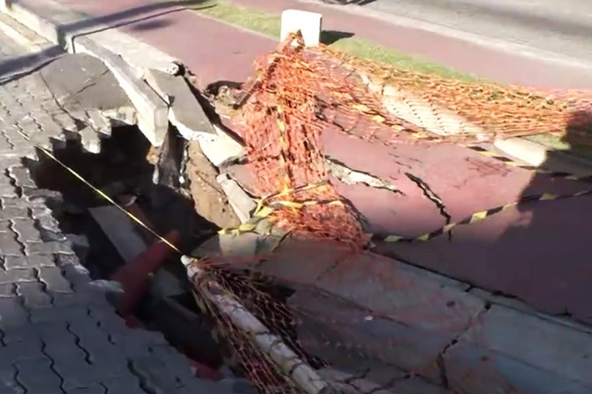 Cratera é formada em rua do bairro de São Cristóvão, em Salvador