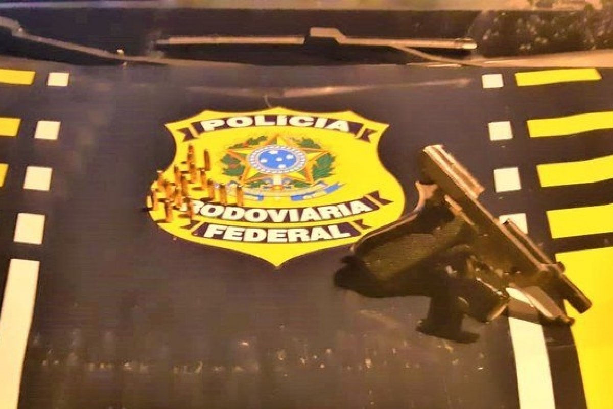 Motorista é preso por porte ilegal de arma na BR 101