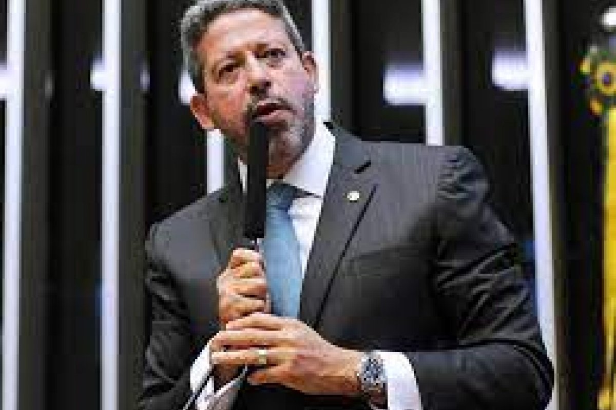 Lira anuncia formação de grupo para acompanhar tratativas quanto à vacinação contra a Covid no Brasil