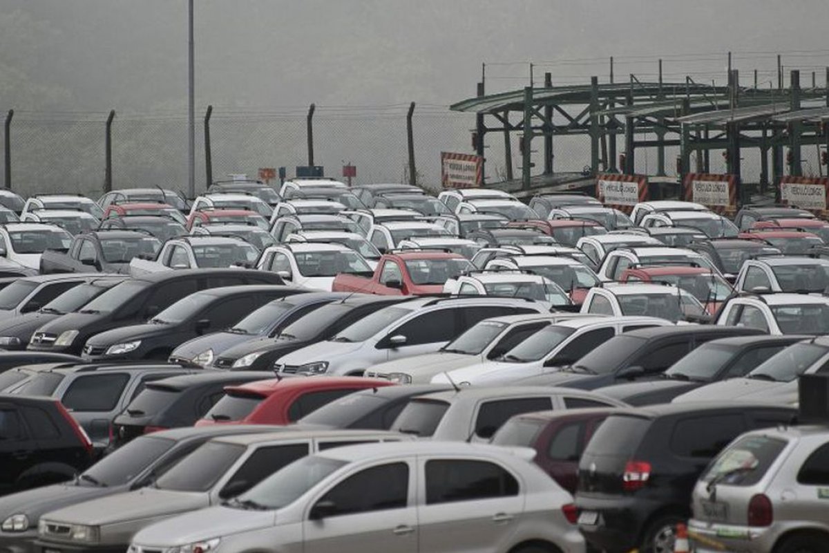 Segundo Fenabrave, emplacamento de automóveis e de veículos leves tem queda de 17,85%