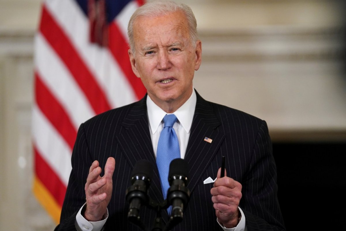 "Estamos no caminho certo para ter vacinas suficientes até o final de maio", diz Biden