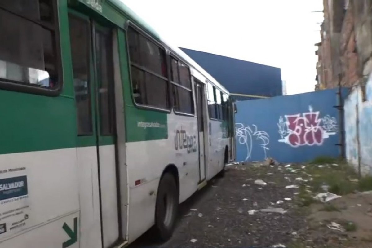 Homem armado assalta ônibus na Av. San Martin, em Salvador