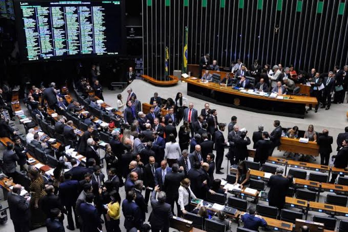 Se PEC do auxílio for aprovada, Bahia pode congelar salários de servidores 