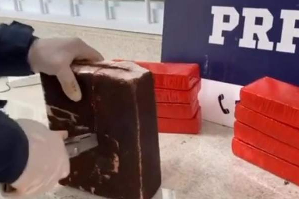 PRF prende mulher suspeita de transportar 20 kg de maconha em ônibus, em Vitória da Conquista