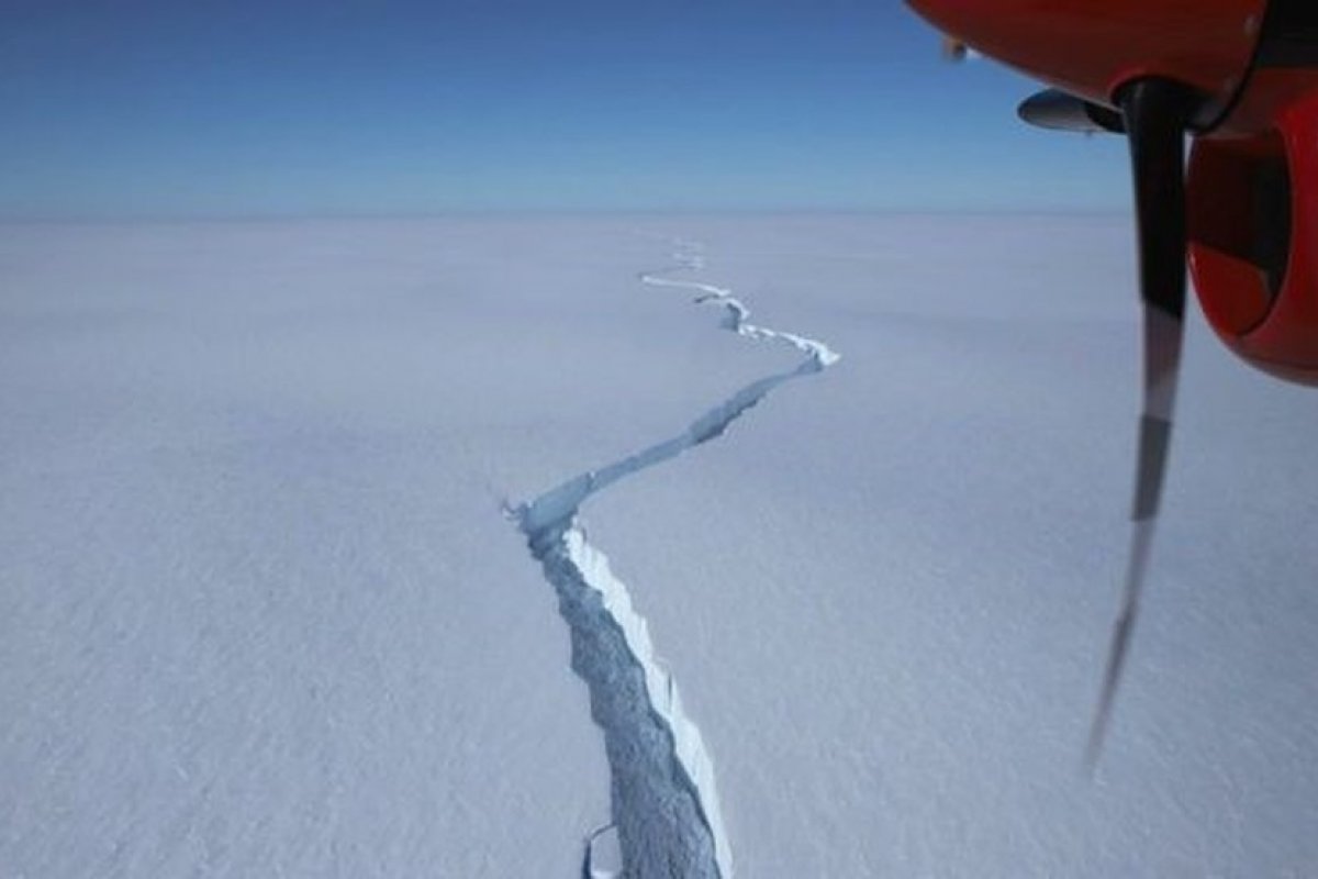 Iceberg do tamanho do RJ se desprende da Antártida e anima cientistas