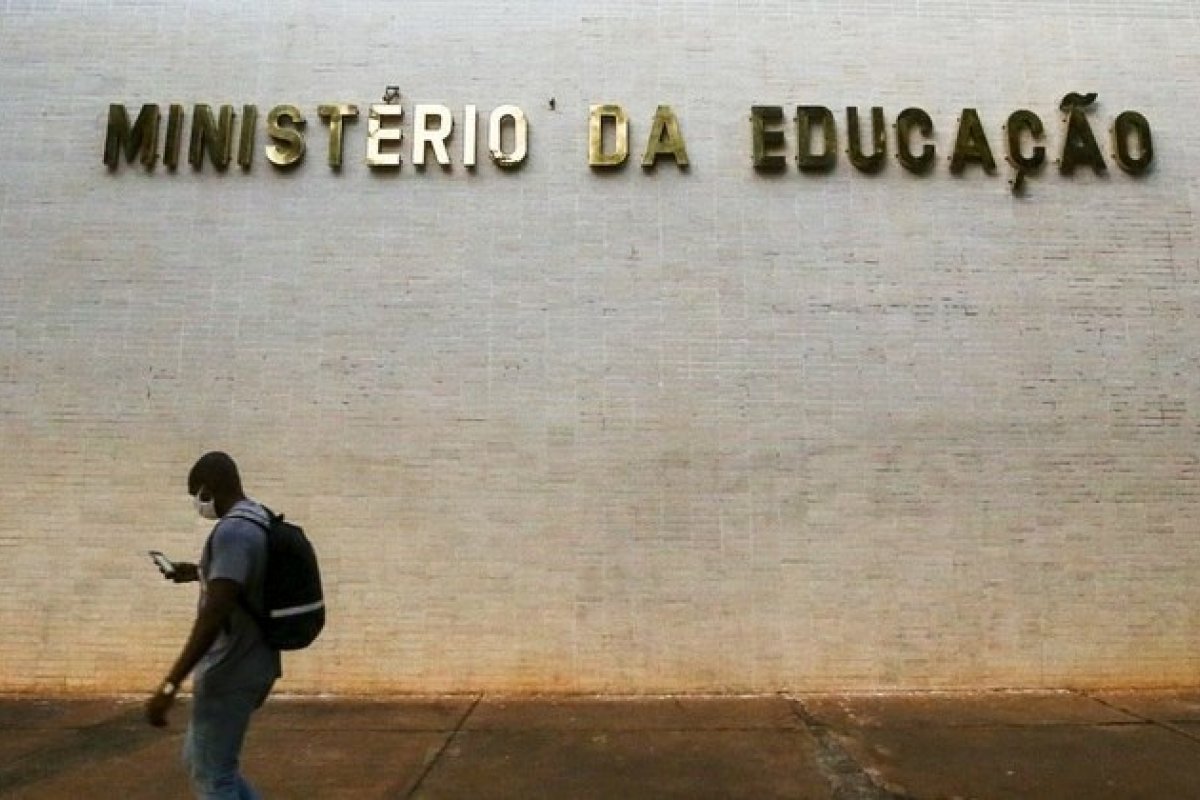 MEC cancela ofício que ameaçava punir universidades federais