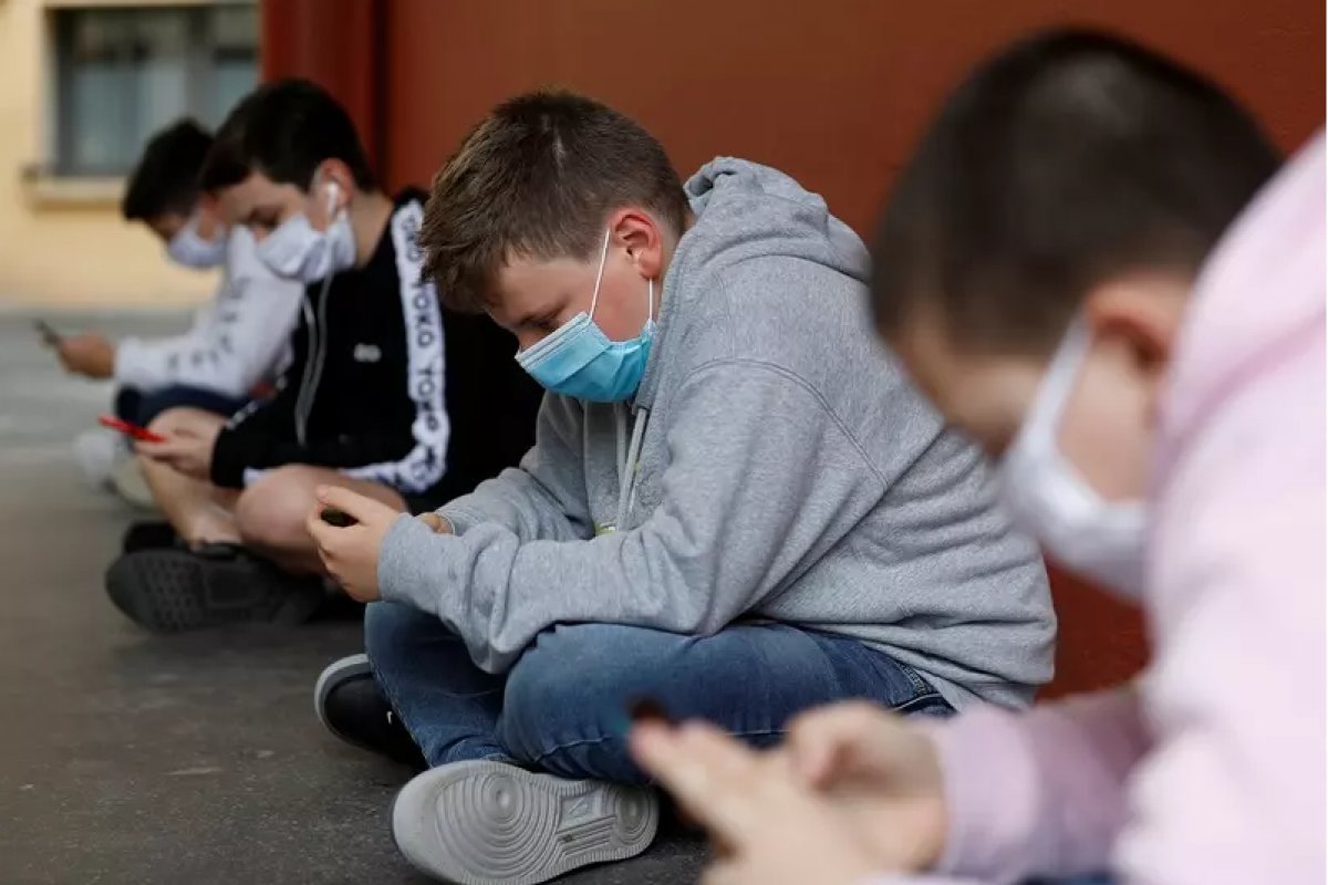 Uso excessivo do celular aumenta risco de compulsão alimentar entre crianças de 9 e 11 anos 