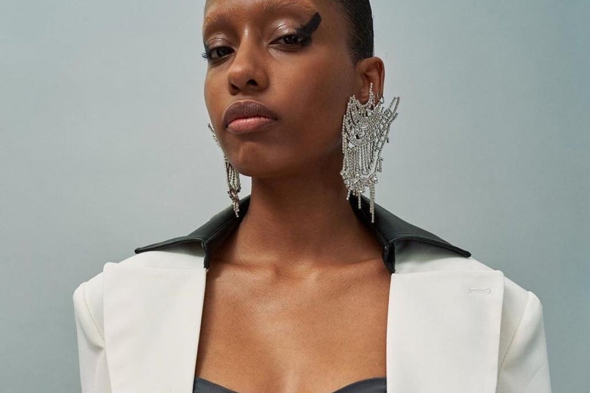Modelo brasileira Juliany Moraes se destaca na Paris Fashion Week