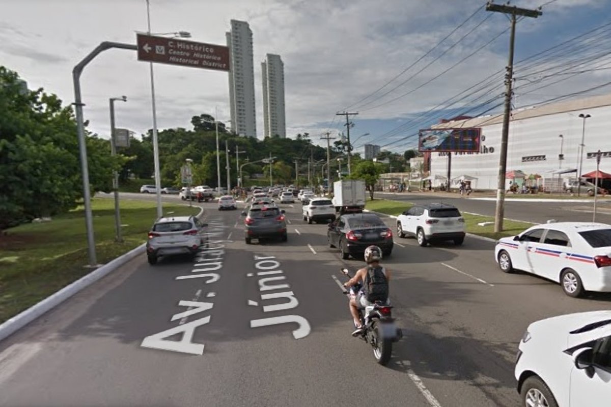 Motorista fica ferido após colidir contra um poste na Av.Juracy Magalhães, em Salvador