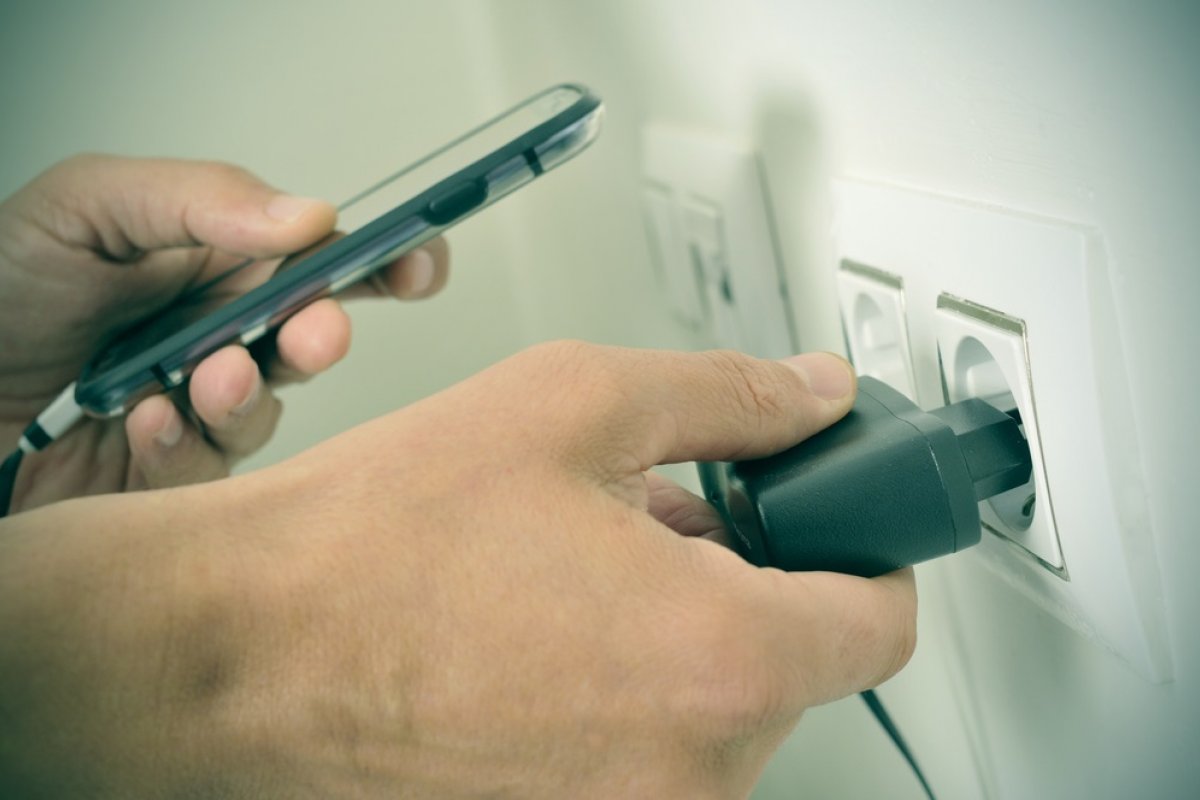 Carregador de celular explode e provoca incêndio em casa no Vale das Pedrinhas, em Salvador