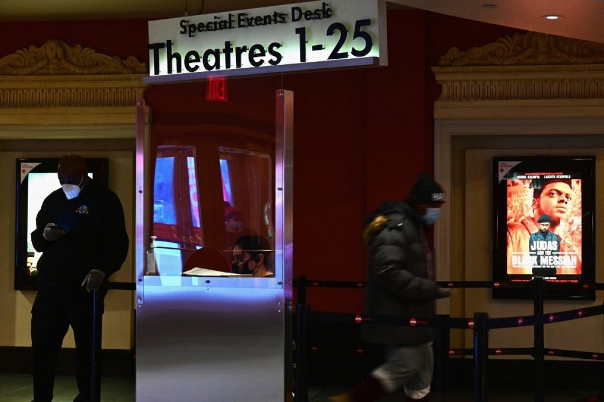 Após um ano fechado devido à pandemia, cinemas de Nova York reabrem  
