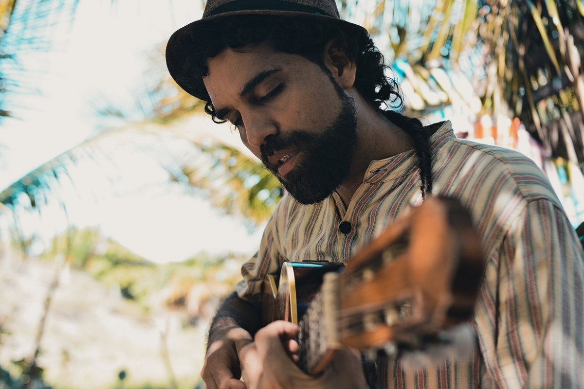 Com ritmo de samba-bossa, Paulinho Araújo lança clipe da música 'Quem-Te'