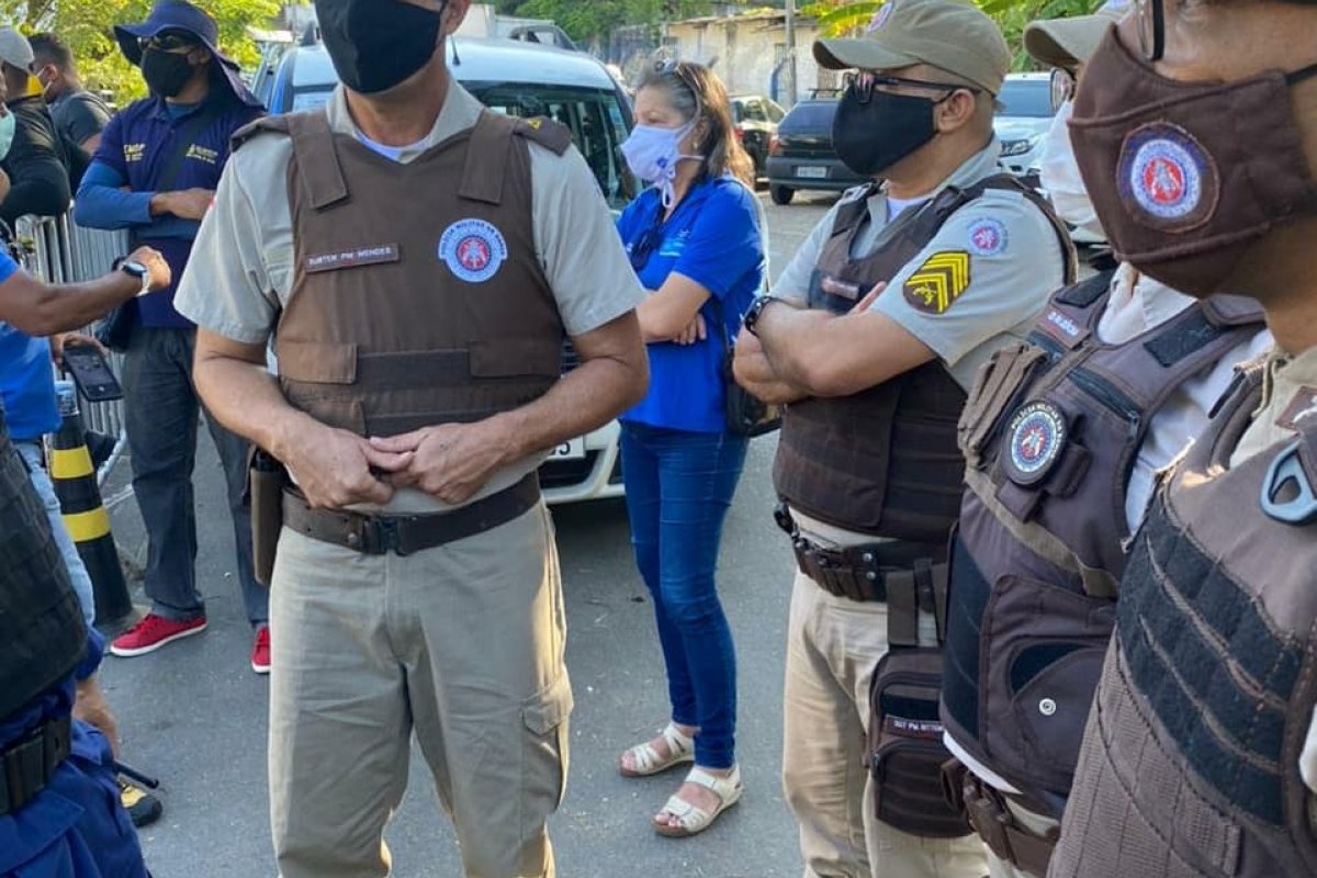 Prefeitura de Salvador e Polícia Militar fiscalizam Feira do Rolo