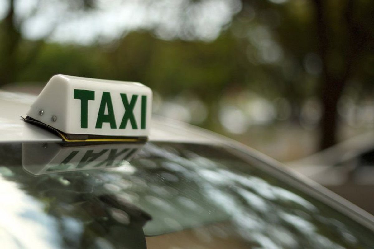 Taxista é preso por exigir dinheiro para devolver malas de passageiros 