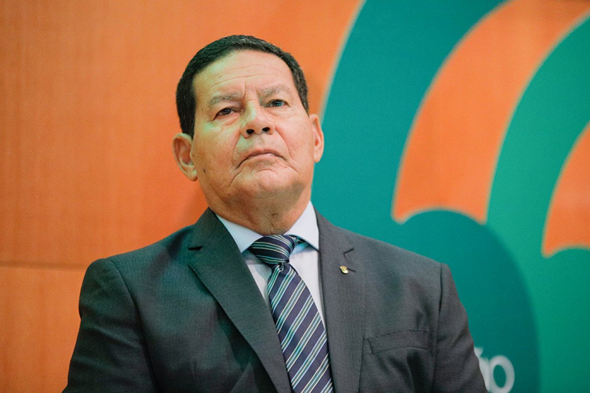 Mourão rebate levantamento que aponta Lula superando Bolsonaro em 2022: 'É só especulação'