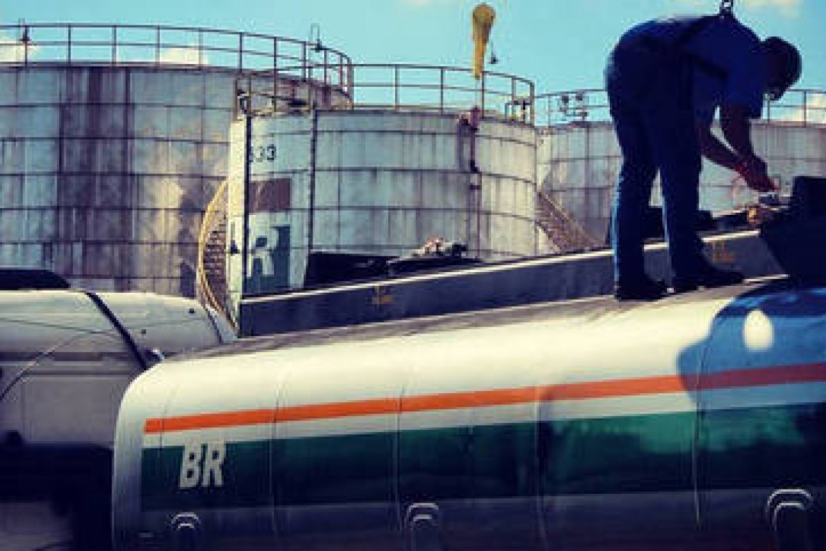 Preço da gasolina e do diesel voltam a subir nas refinarias 