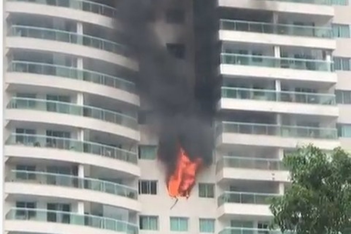 Apartamento pega fogo no Caminho das Árvores 