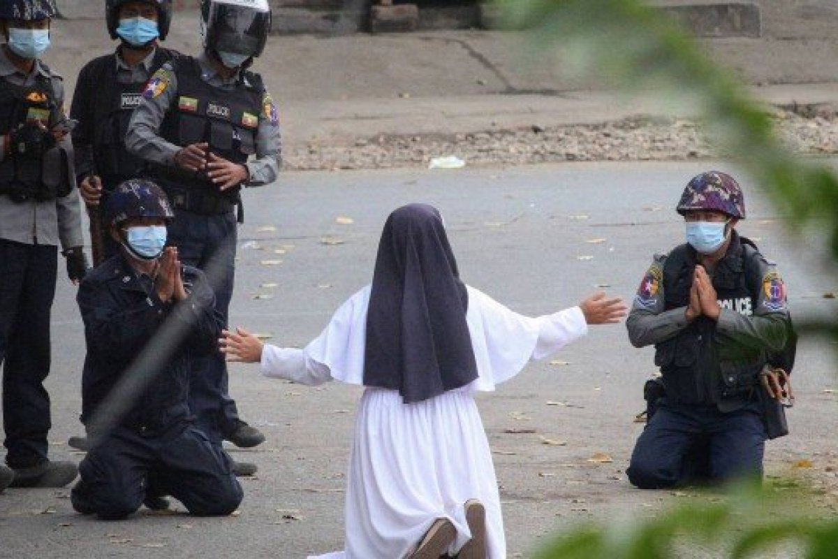 Freira implora para exército não atirar em manifestantes, em Myanmar