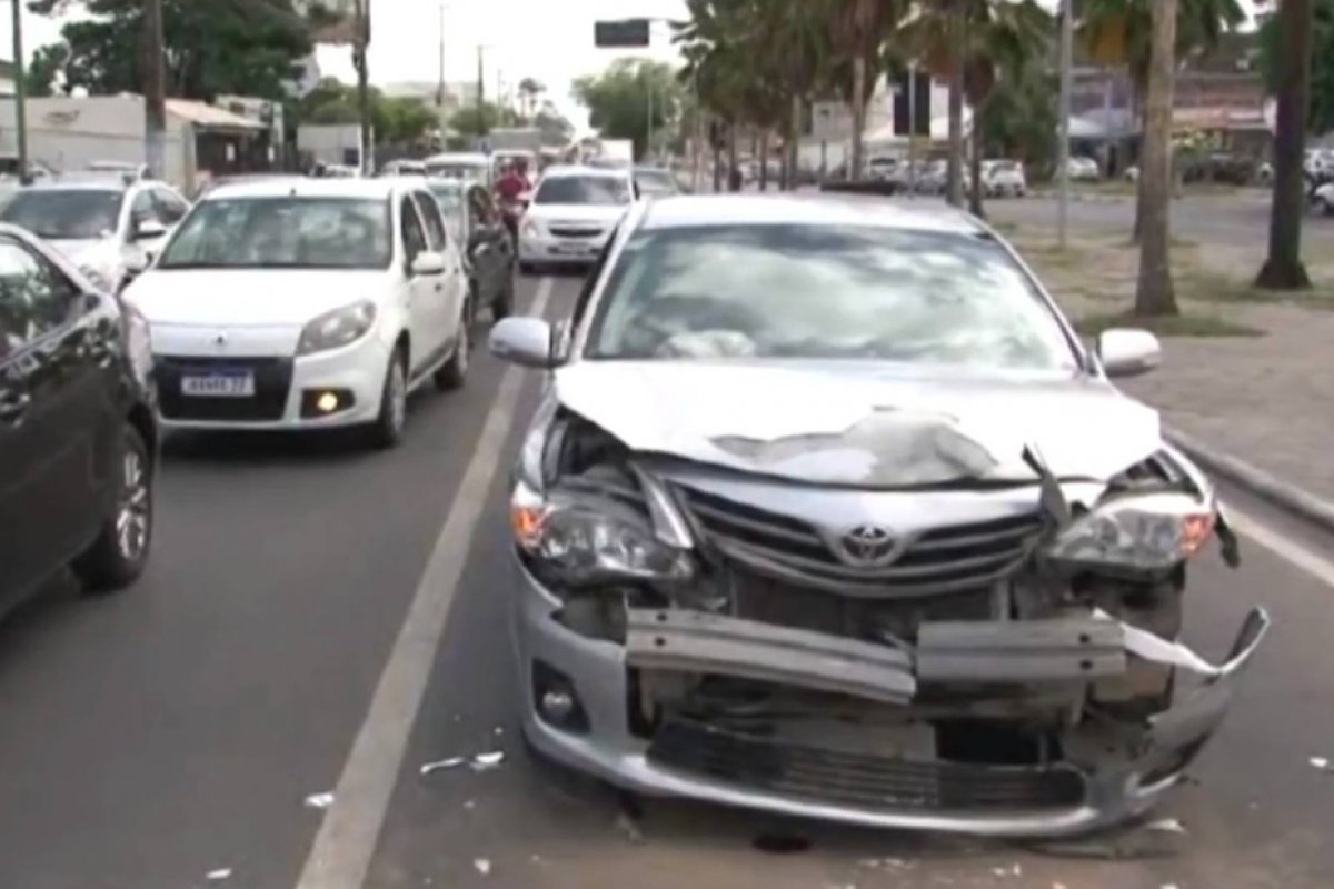 Motorista fica ferido após bater no fundo de uma van em Feira de Santana
