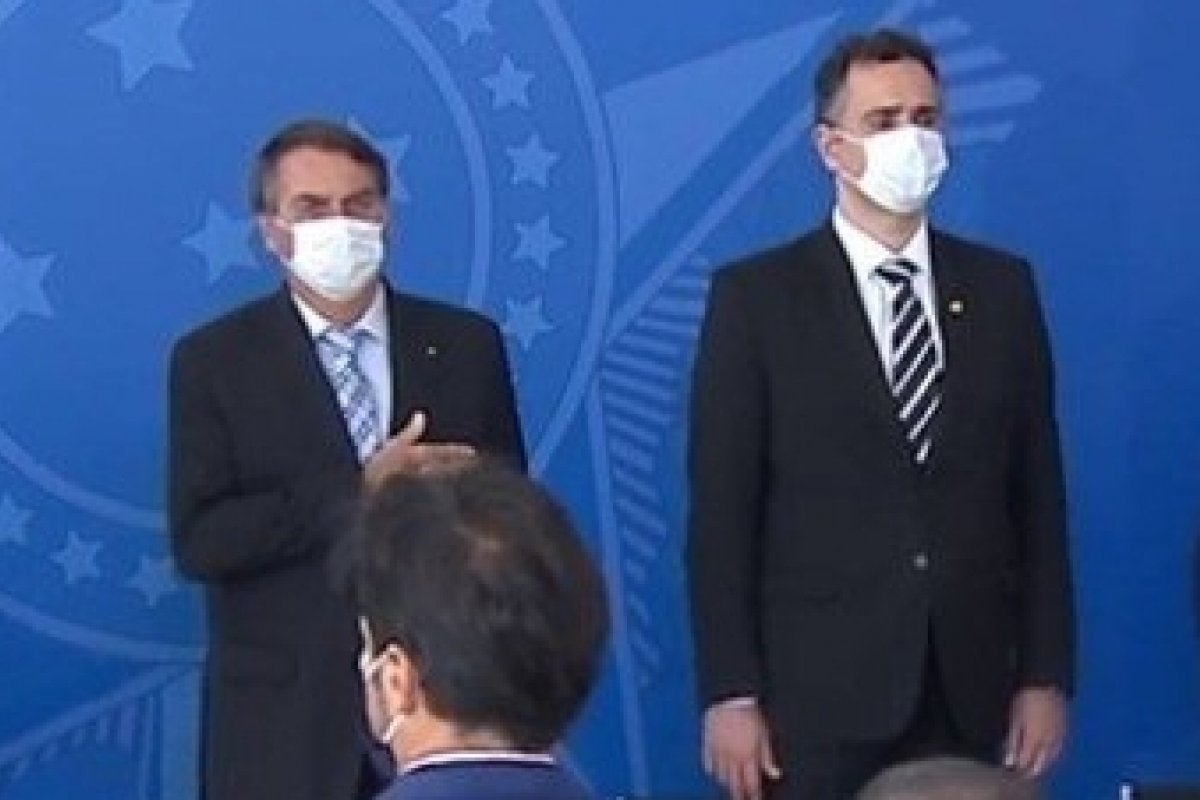 Jair Bolsonaro diz que Brasil deve ter 400 milhões de doses de vacinas neste ano