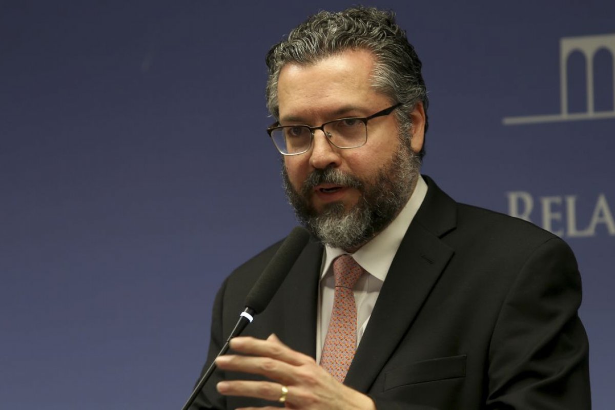 Gilmar Mendes acusa Ernesto Araújo de disseminar fake news no Twitter
