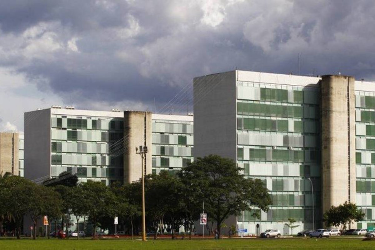 Ministério dos Direitos Humanos é esvaziado e passa por desinfecção 