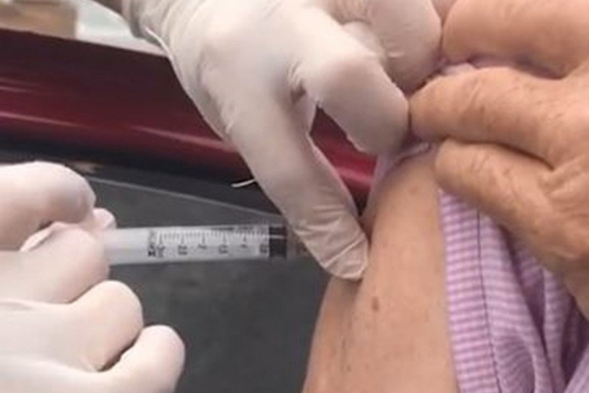 Vídeo: técnica de enfermagem é demitida após fingir aplicar vacina em idoso no interior de SP