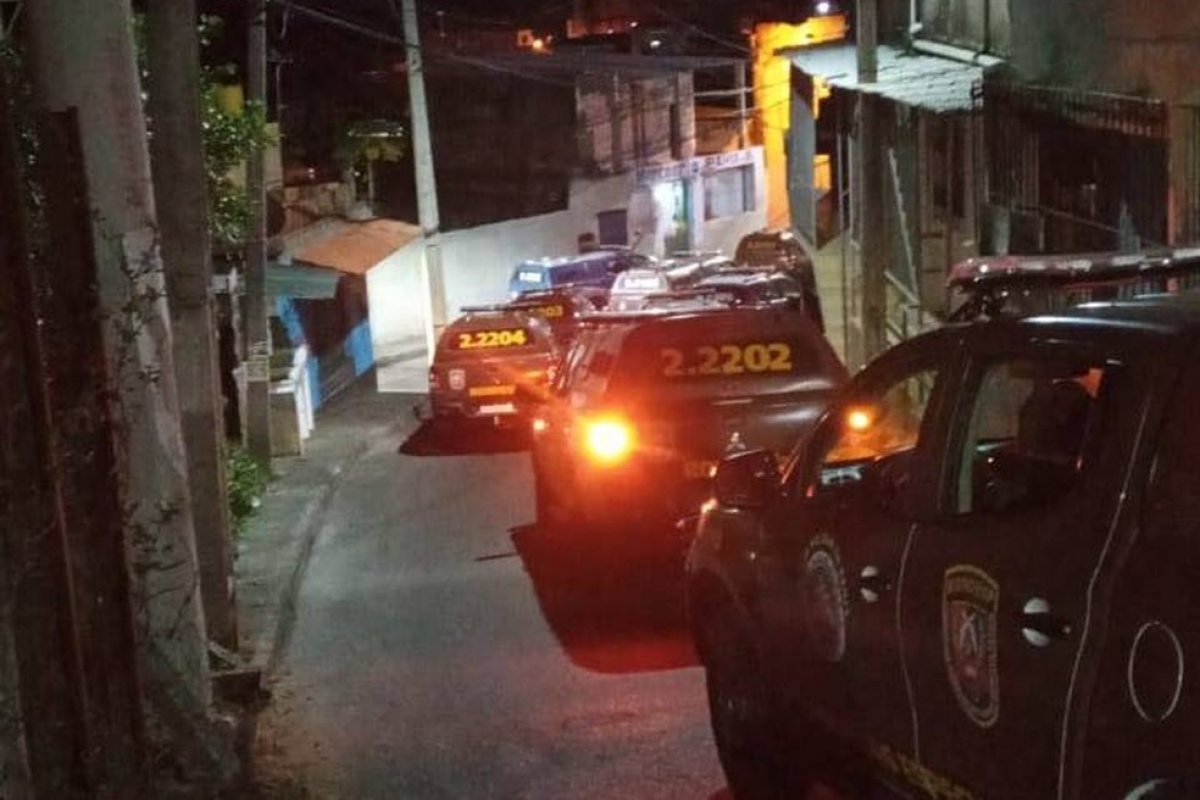 Bairros de Salvador têm trocas de tiros e polícia suspeita de briga entre grupos rivais