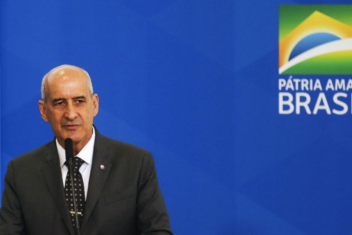 Ministro Ramos defende vacinação e diz: "é a melhor saída"